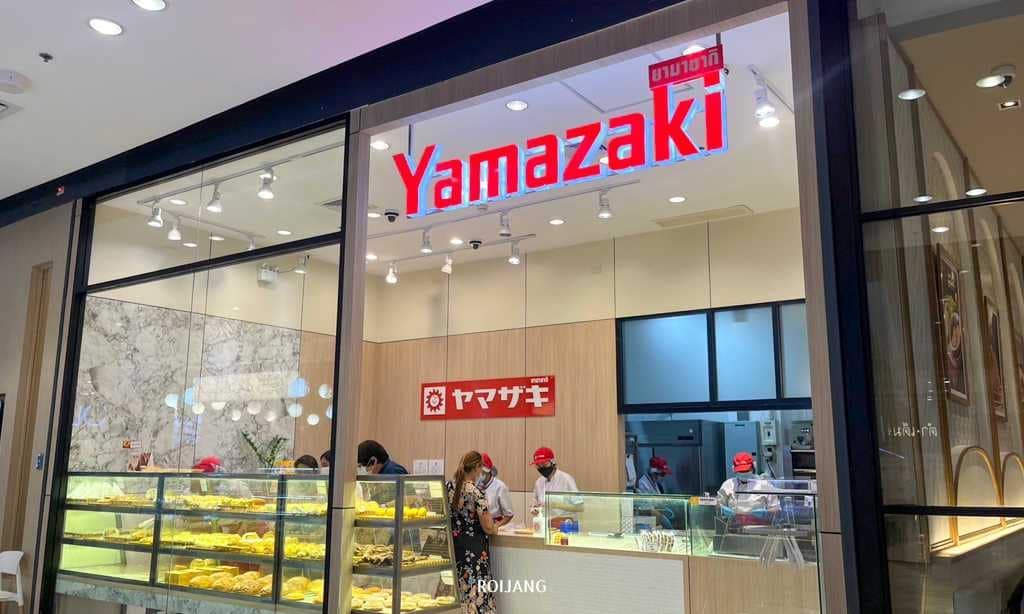 ร้านเบเกอรี่ที่มีป้ายชื่อ Yamazaki เซ็นทรัลอยู่ร