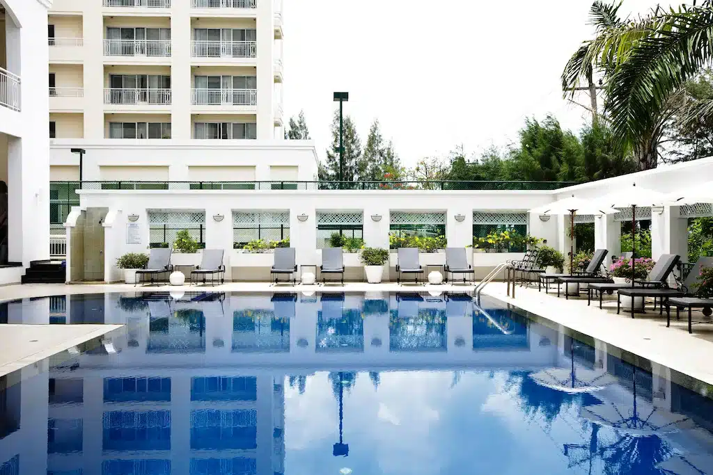 โรงแรมภูเก็ตที่มีสระว่ายน้ำหน้าอาคาร ที่พักระยอง ที่พักระยองติดทะเล