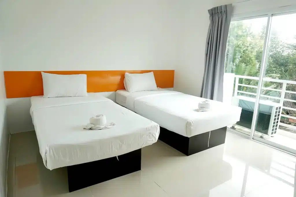 ที่พัก: 2 เตียงในห้องสีส้มตั้งอยู่ที่หาดแสงจันทร์รีสอร์ท หาดแสงจันทร์ที่พัก