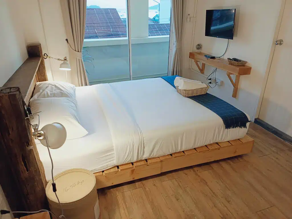 รีสอร์ทดอยกะลา: เตียงในห้องรีสอร์ทปูพื้นไม้และดูทีวี หาดนางรําที่พัก