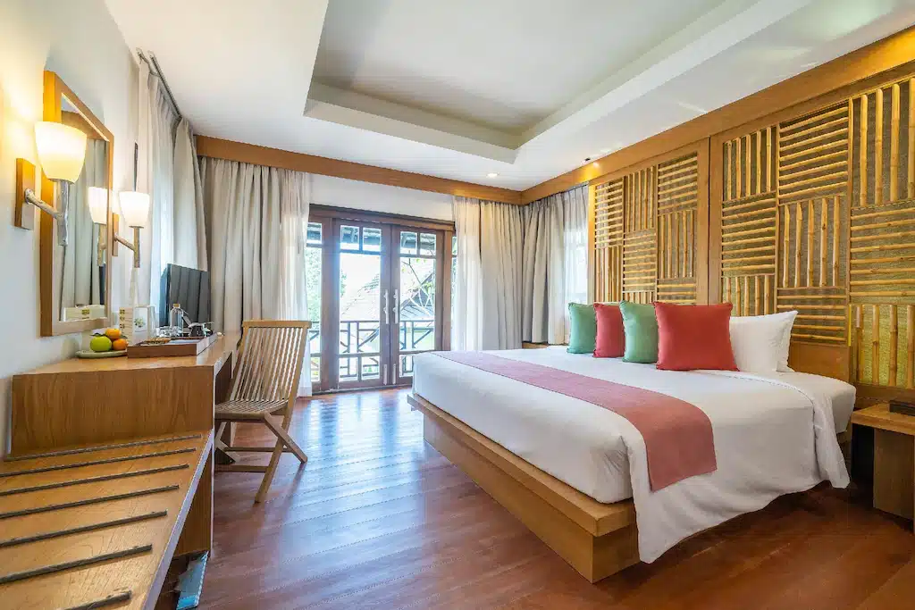 โรงแรมดอยสุเทพที่พักที่มีผนังไม้และเตียง รีสอร์ทระยองติดทะเล