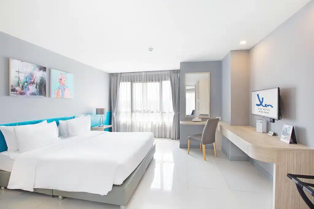 ห้องพักในโรงแรมที่มีเตียงและสีน้ำเงิน เที่ยวนครปฐม