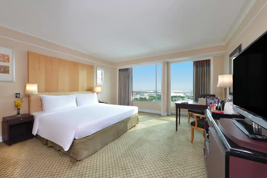 ห้องพักกว้างขวางในโรงแรมสถานที่ท่องเที่ยวพิษณุโลก มีเตียงใหญ่นุ่มสบายและจอแบน เที่ยวกรุงเทพ