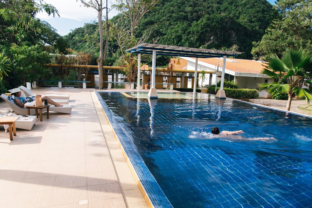 สระว่ายน้ำที่โรงแรมด่านซ้ายพร้อมเก้าอี้นั่งเล่น ที่พักช้างกลาง