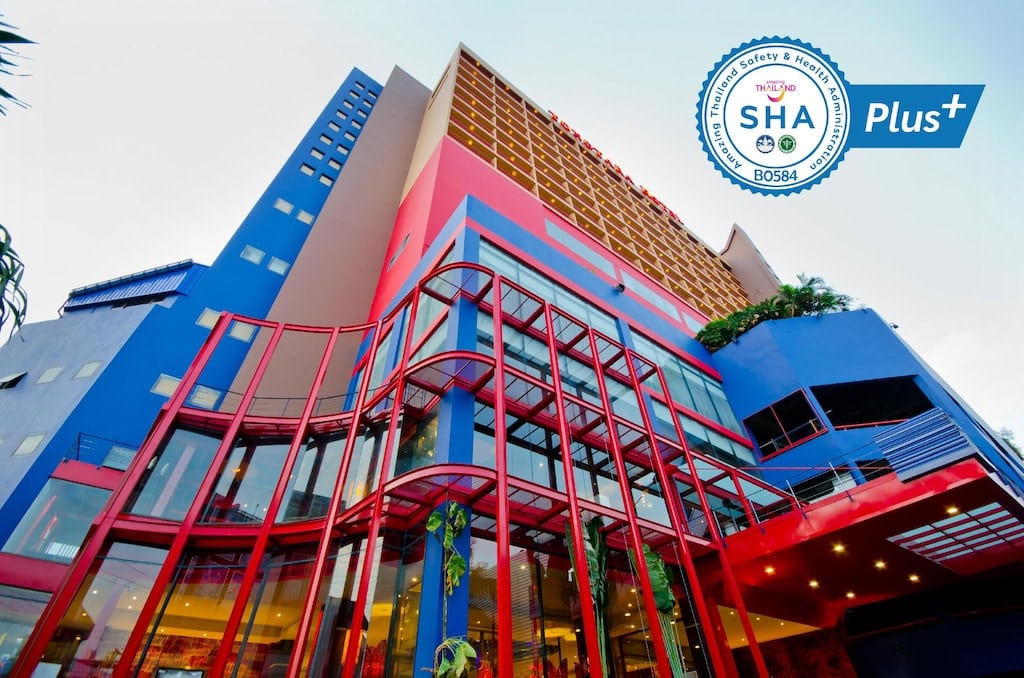 ตึกสีฟ้าแดงมีป้าย sha plus ตั้งอยู่ในเที่ยวกรุงเทพ ที่เที่ยวกรุงเทพมหานคร
