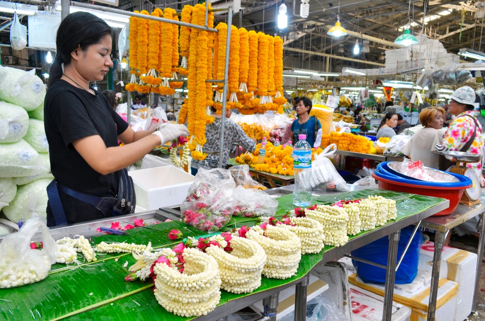 ผู้หญิงกำลังเตรียมดอกไม้ที่ตลาดในกรุงเทพฯ ประเทศไทยคำสำคัญ: กรุงเทพมหานคร ประเทศไทย ที่เที่ยวกรุงเทพ