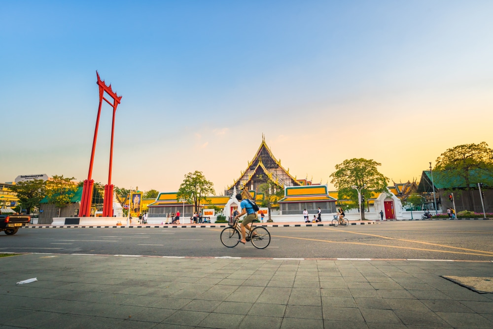 ผู้ชายขี่จักรยานอยู่หน้างานเที่ยวเมืองไทย