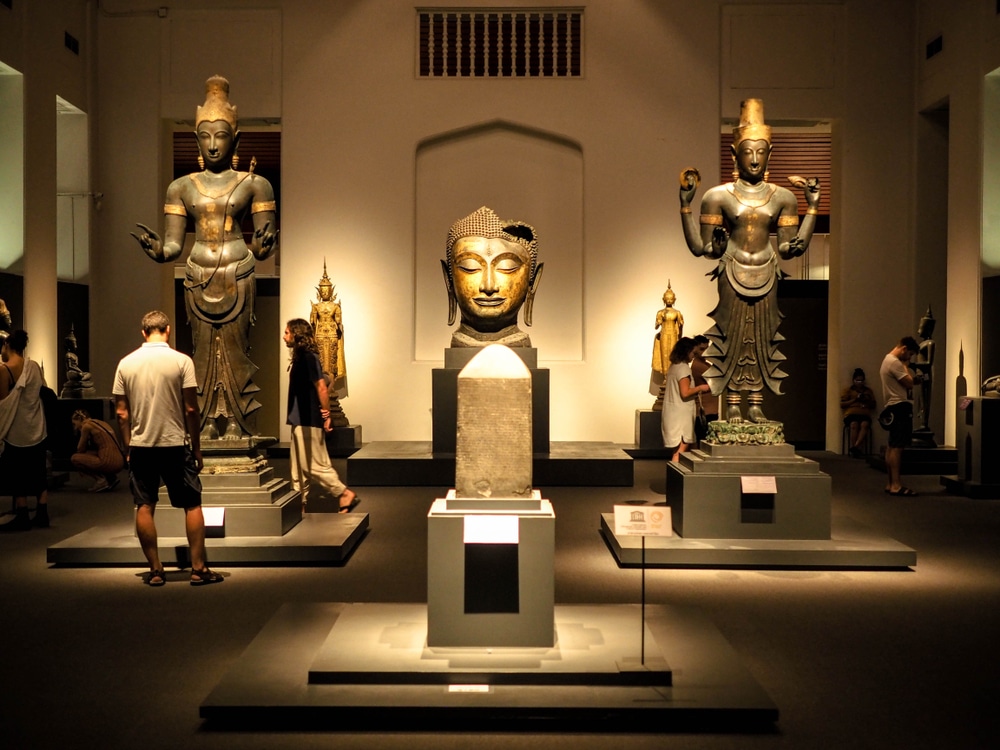 คนกลุ่มหนึ่งกำลังสำรวจรูปปั้นในพิพิธภัณฑ์ในพิษณุโลกที่เที่ยว ที่เที่ยวกรุงเทพ