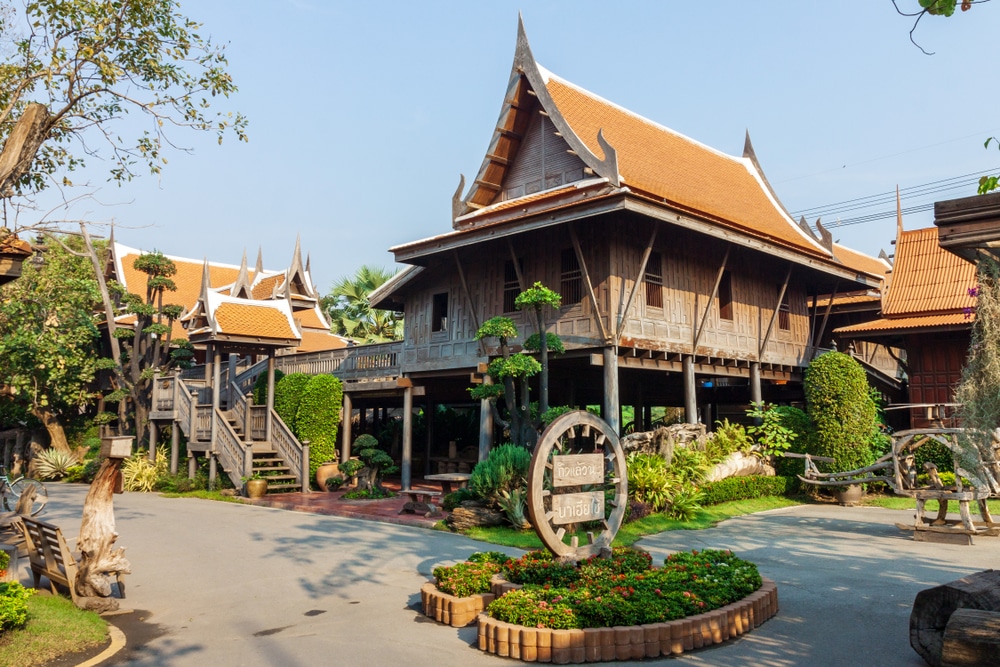 คำอธิบายสถานที่ท่องเที่ยวในภาคกลางของประเทศไทย โดยเฉพาะจังหวัดนครนายกซึ่งขึ้นชื่อเรื่องสถานที่ท่องเที่ยวยอดนิยม เที่ยวภาคกลาง