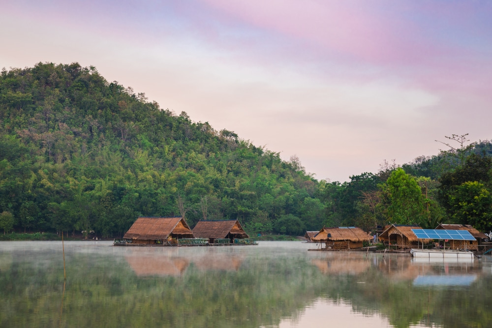 กลุ่มกระท่อมริมทะเลสาบในนครนายก ประเทศไทย ที่เที่ยวภาคกลาง