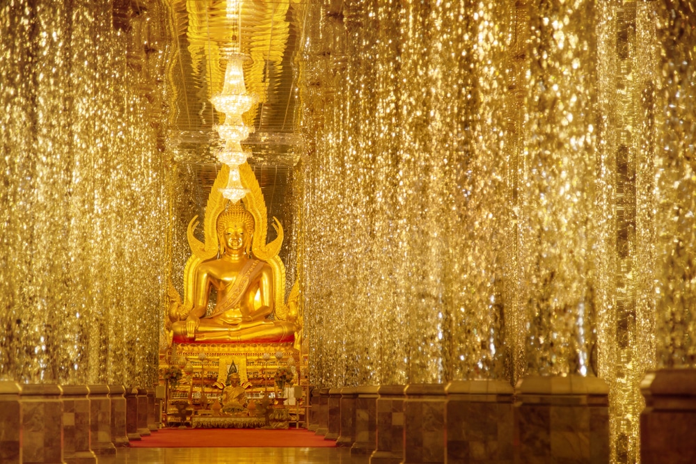 พระพุทธรูปทองคำกลางโถงทางเดินที่นครนายกที่เที่ยว สถานที่ท่องเที่ยวในภาคกลาง