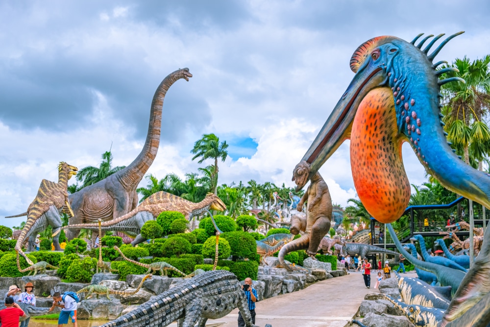 สวนสาธารณะที่มีรูปปั้นไดโนเสาร์มากมายในนครนายก ที่เที่ยวภาคกลาง
