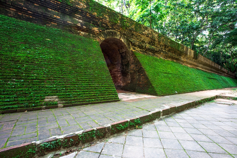 กำแพงหินเก่าที่มีตะไคร่น้ำขึ้นอยู่ ที่เที่ยวเชียงใหม่ในเมือง
