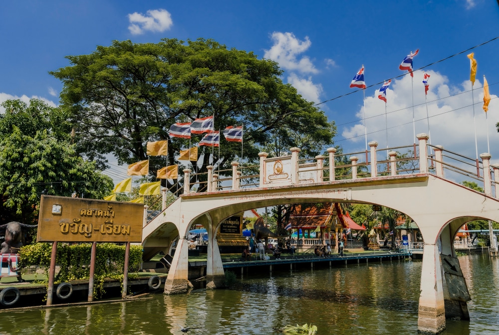สะพานข้ามทางน้ำที่มีธงเป็นฉากหลัง ใน เที่ยวกรุงเทพ และ ไปเที่ยวพิษณุโ ที่เที่ยวกรุงเทพ
