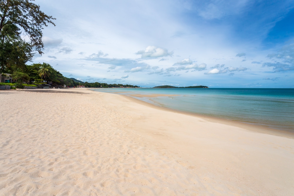 หาดทรายที่มีท้องฟ้าสี สถานที่ท่องเที่ยวสุราษฎร์ธานี ครามและทรายสีขาว