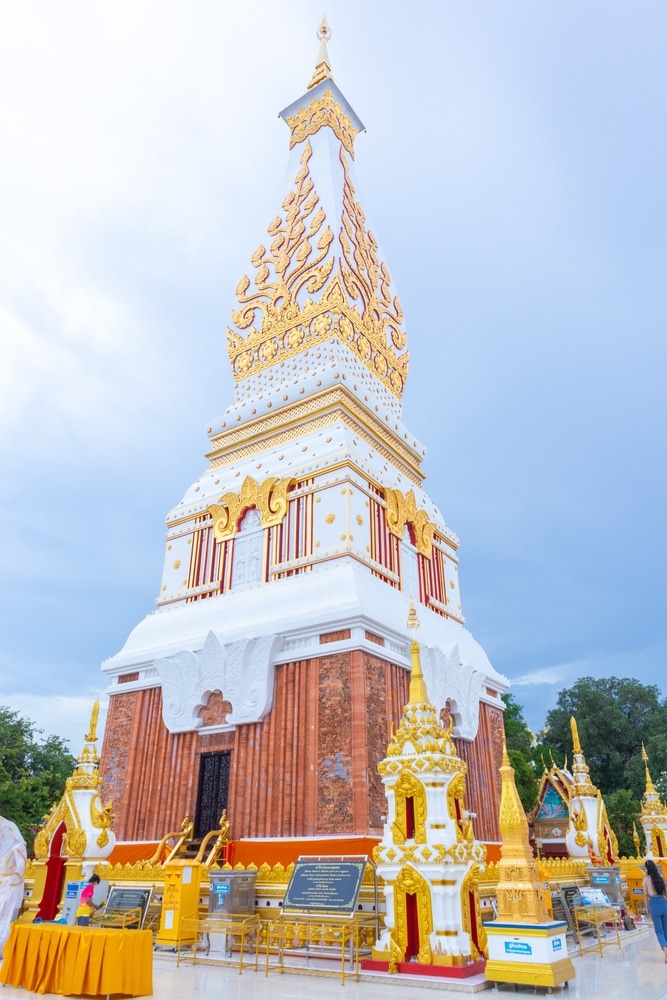 พระนอนวัดโพธิ์เป็นพระเจดีย์สีขาวทององค์ใหญ่ในประเทศไทย