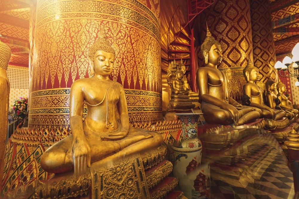พระพุทธรูปทองคำในวัดในประเทศไทย โดยเฉพาะที่วัดพระเชตุพน (วัดเชตุพน) วัดพนัญเชิง หรือที่เรียกว่าวัดโพธิ์