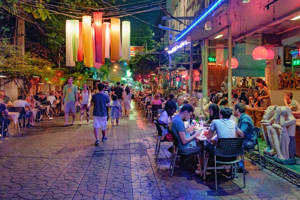 เที่ยวพิษณุโลก: ถนนที่เต็มไปด้วยผู้คนที่กินร้านอาหารยามค่ำคืนในสถานที่ท่องเท ที่เที่ยวกรุงเทพ