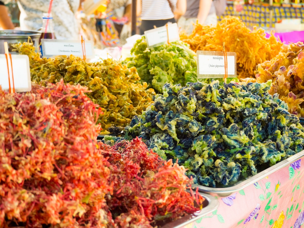 การจัดแสดงผักและผลไม้แห้งสีสันสดใสที่ตลาดกลางแจ้งที่เที่ยวนครนายก ที่เที่ยวภาคกลาง