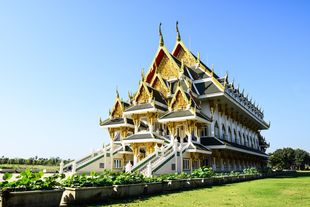 เจดีย์สีทองตระหง่านของกรุงเทพฯ ตั้งอยู่ใจกลางประเทศไทย สถานที่ท่องเที่ยวในภาคกลาง