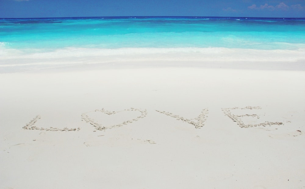 รักที่เขียนบนผืนทรายบนชายหาด