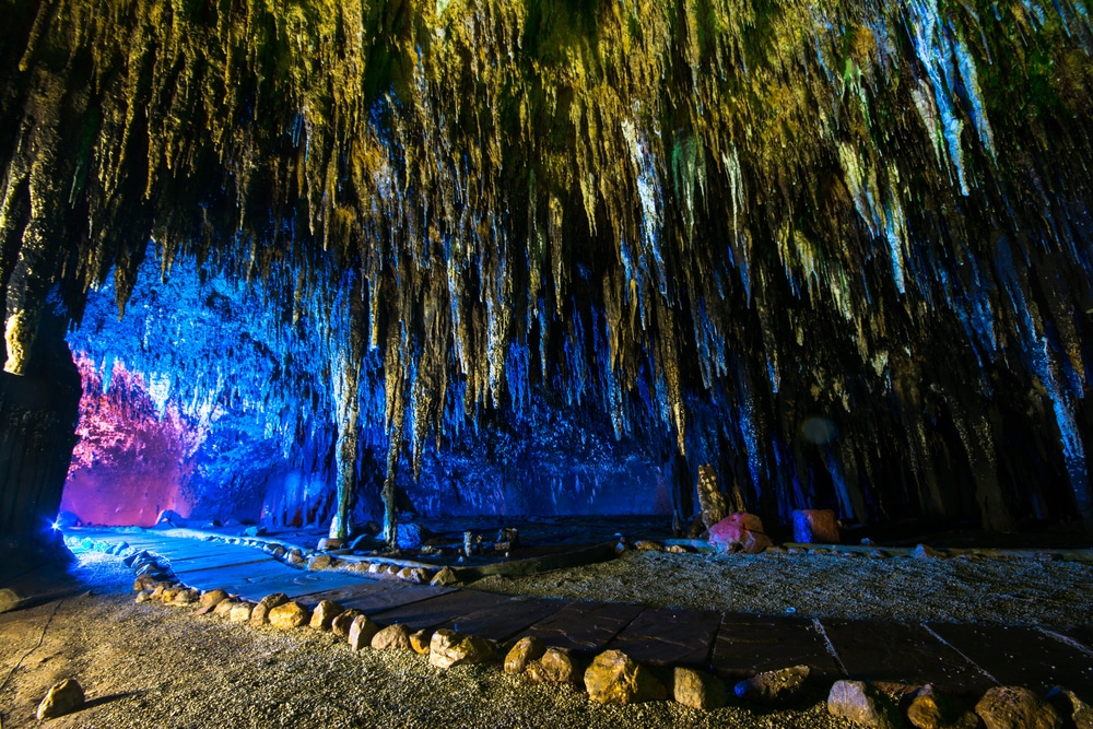 กลุ่มคนกำลังสำรวจถ้ำในราชบุรีและเที่ยวราชบุรี ที่เที่ยวราชบุรี
