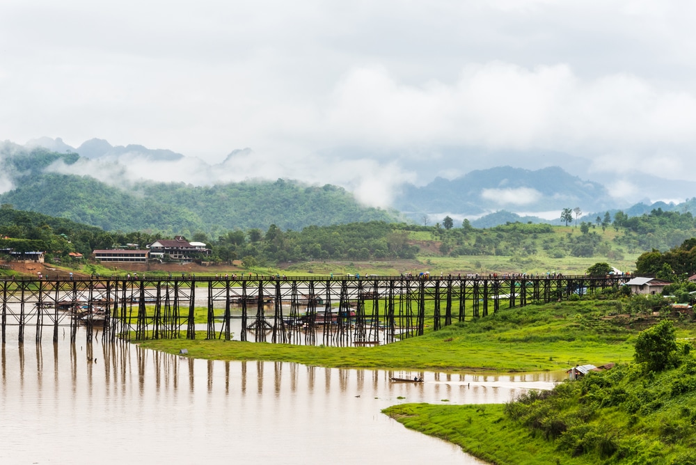 สะพานในนครนายก สถานที่ท่องเที่ยวยอดนิยมในภาคกลางของประเทศไทย ทอดข้ามผืนน้ำ ที่เที่ยวภาคกลาง
