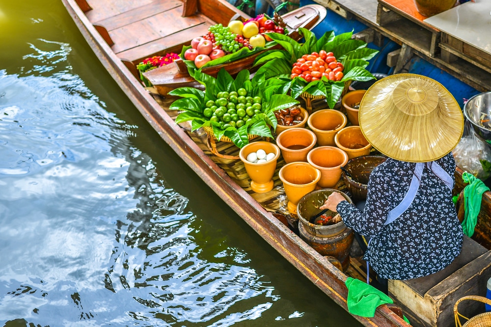 ผู้หญิงกำลังขายผักบนเรือที่สถานที่ท่องเที่ยวพิษณุโลก ที่เที่ยวในกรุงเทพ