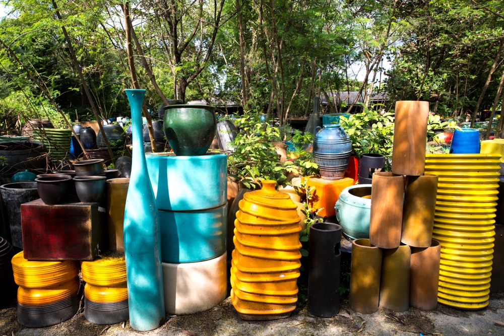 กลุ่มแจกันหลากสีในสวนที่ราชบุรี ที่เที่ยวราชบุรี