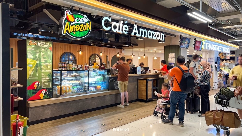 ร้านอาหารใกล้สนามบินสุวรรณภูมิ กลุ่มคนยืนอยู่หน้าร้านกาแฟใกล้สนามบินสุวรรณภูมิ