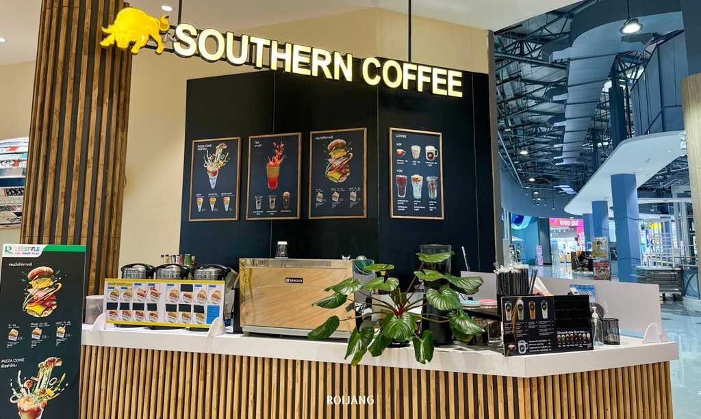 ร้านกาแฟในห้างที่มีป้ายเขียนว่า Southern Coffee ใน ร้านอาหารในโรบินสันบ้านฉาง