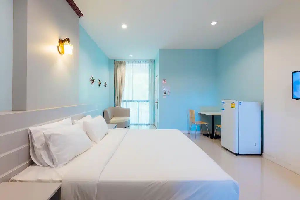 โรงแรมแม่สาย ที่พักมีผนังสีฟ้าและเตียงสี
