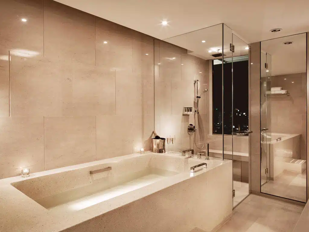 โรงแรมหรูระดับ 5 ดาวในกรุงเทพฯ ที่มีอ่างอาบน้ำและฝักบัวในห้องน้ำ โรงแรม 5 ดาวในกรุงเทพ