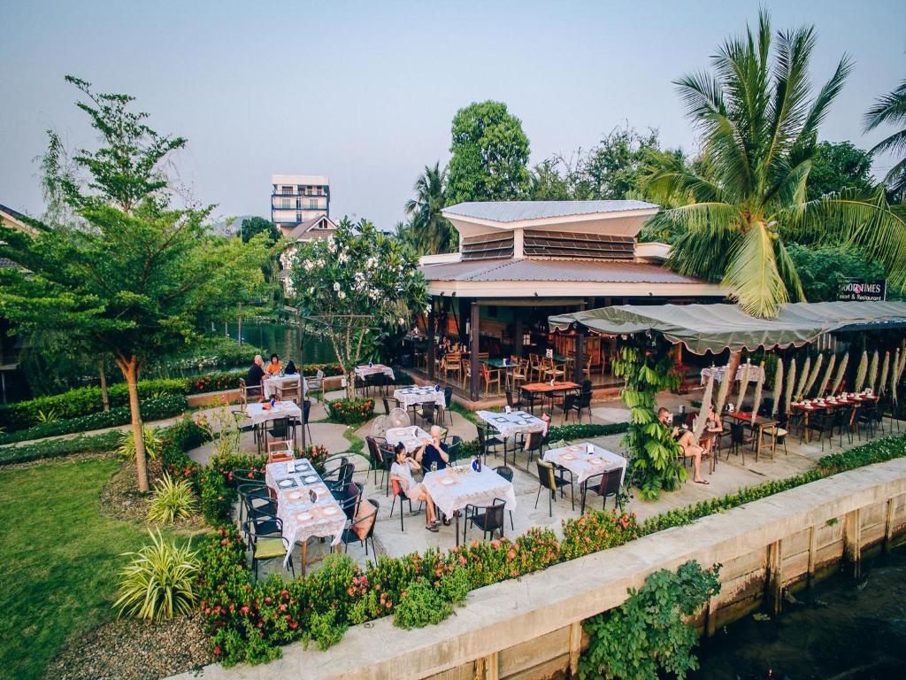 กิจกรรมเมืองกาญจนบุรีกับโต๊ะเก้าอี้ริมแม่น้ำ ที่พักเมืองกาญจนบุรี