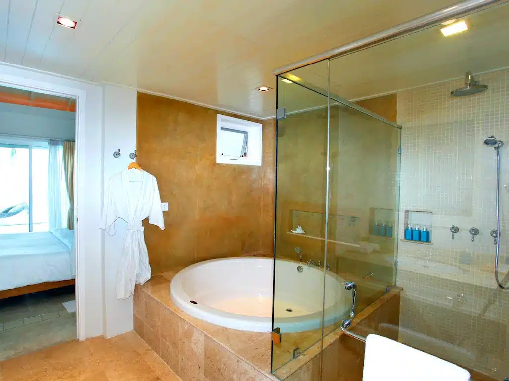 ที่พักทับสะแก หรือ โรงแรมทับสะแก มีทั้งอ่างอาบน้ำและฝักบัว