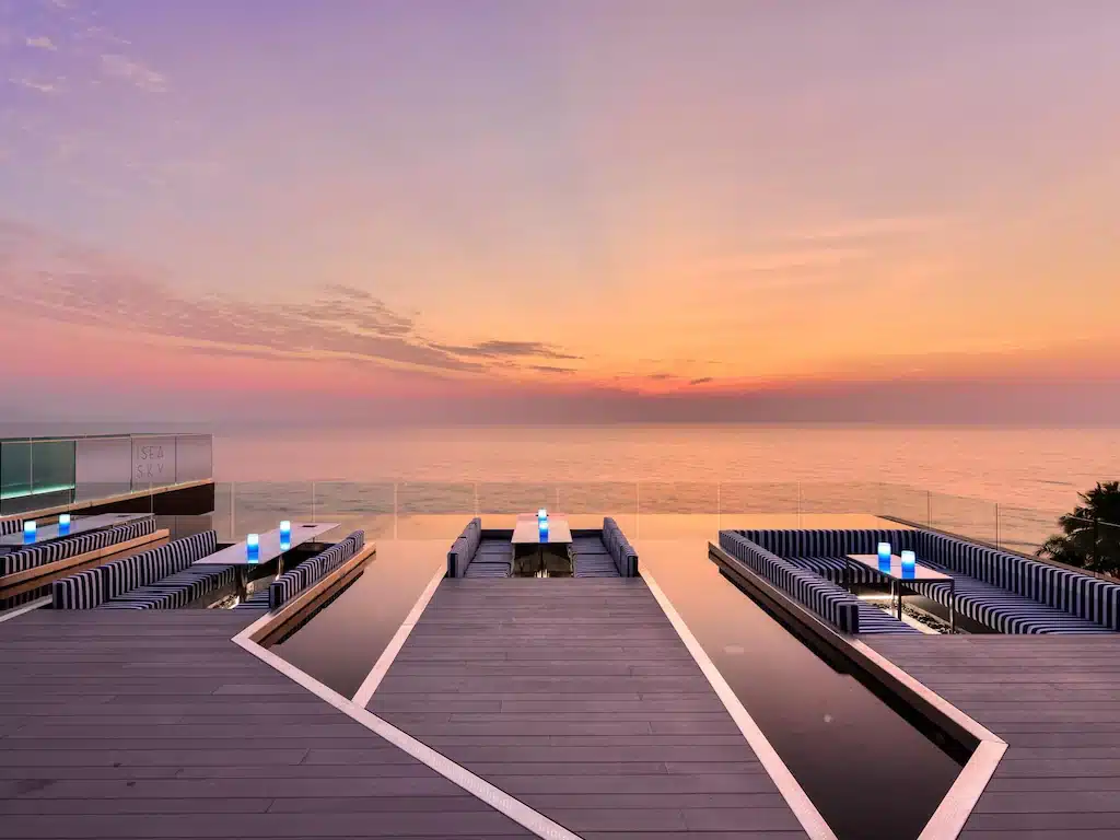 จุดนั่งชมวิวทะเลยามพระอาทิตตกมีแสงสีส้มเหลืองม่วง สวยงาม โรงแรมพัทยาติดทะเล 5 ดาว