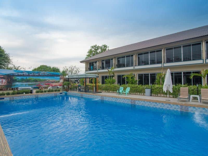 สระว่ายน้ำที่โรงแรมแห่งหนึ่งในกาญจนบุรีประเทศไทย ที่พักเมืองกาญจนบุรี