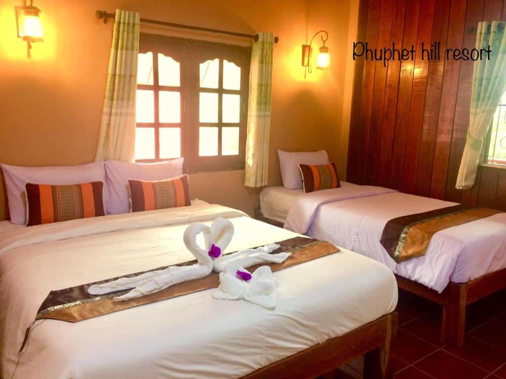 โรงแรมแม่แตง ที่พักมีสองเตียงในห้องและผ้าเช็ดตัวให้ ภูเรือที่พัก