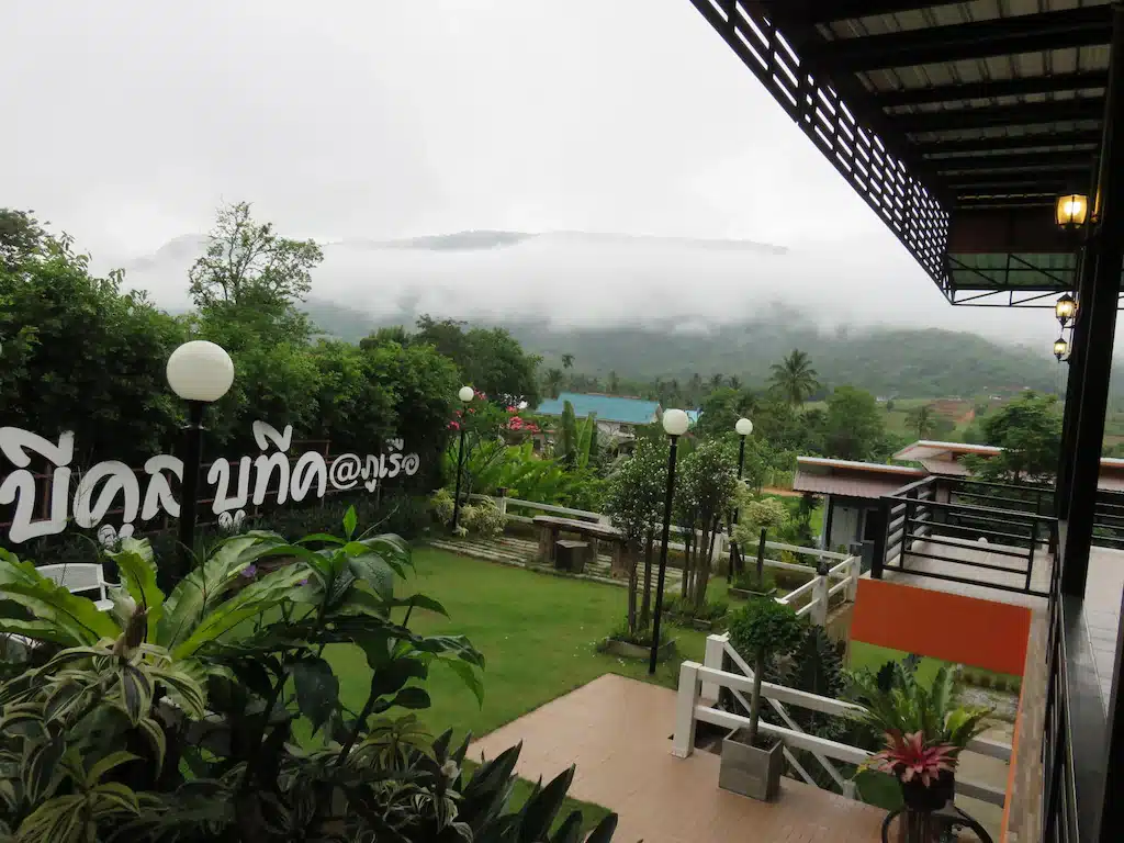 มุมมองจากระเบียงโรงแรมในแม่แตงในประเทศไทย ที่พักภูเรือ