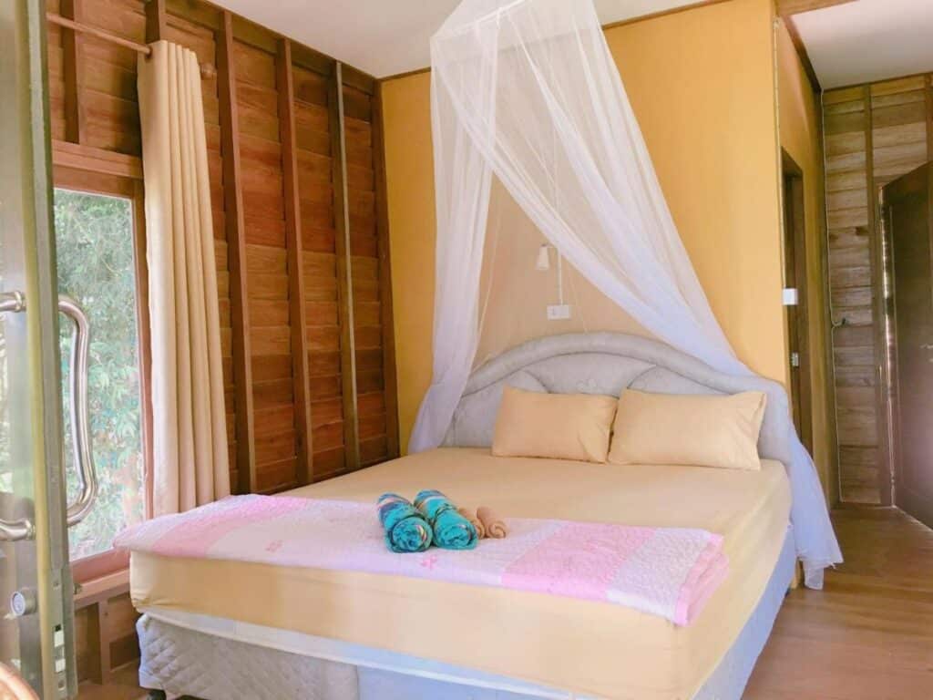 ห้องนอนในห้องไม้  ที่พักพังงาติดทะเล