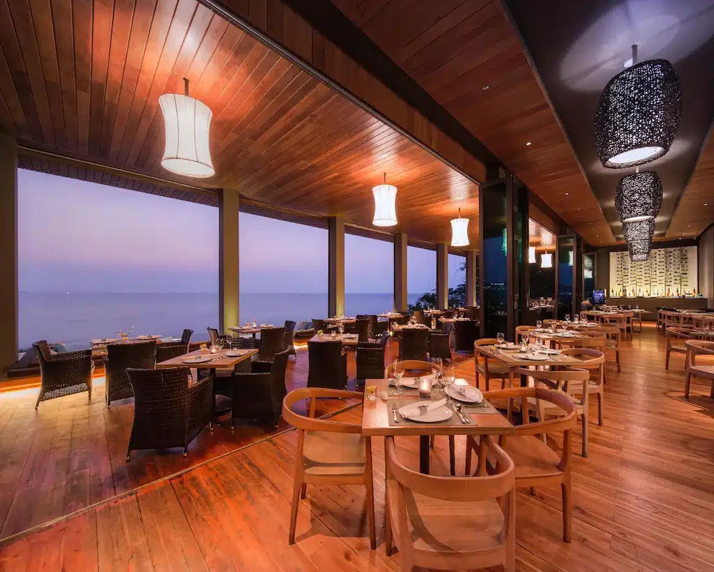 ห้องอาหารสุดหรูที่สามารถมองเห็นวิวทะเล โรงแรมพัทยา 5 ดาว