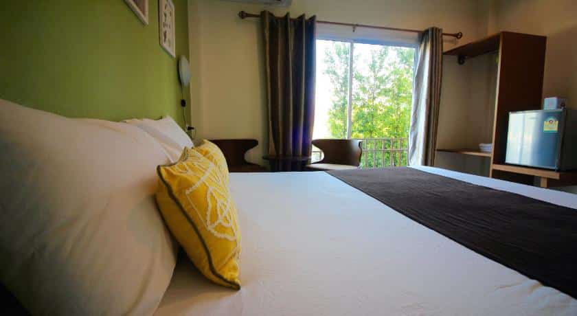 ห้องพักพร้อมเตียงที่โรงแรมหรูในสัตหีบ ที่พักสัตหีบ