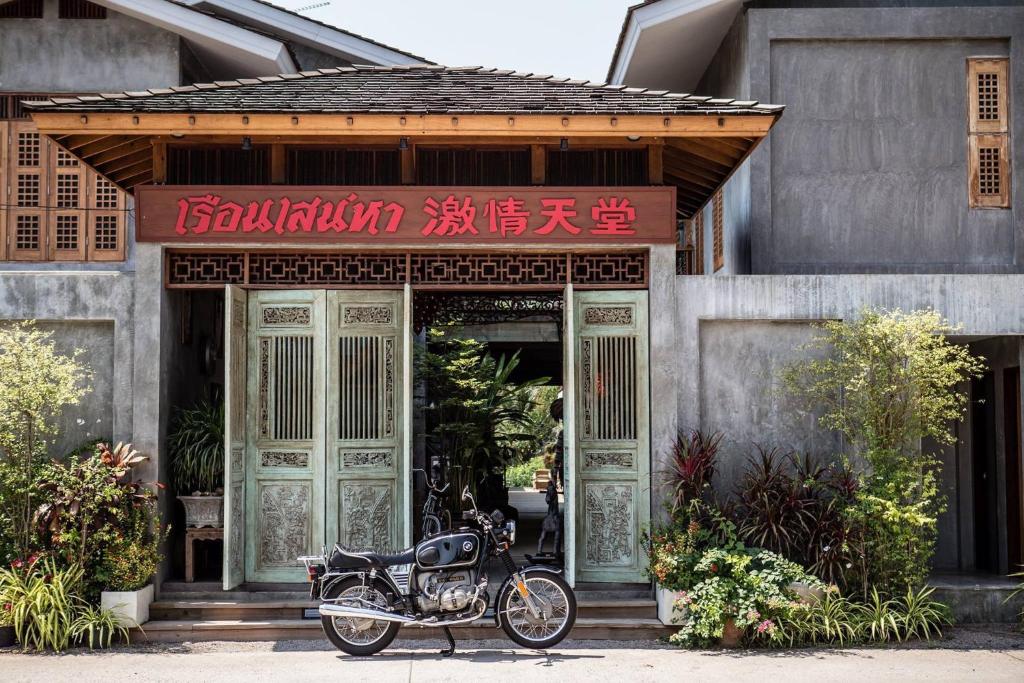 รถจักรยานยนต์จอดอยู่หน้าร้านอาหารจีน ที่เที่ยวอัมพวา