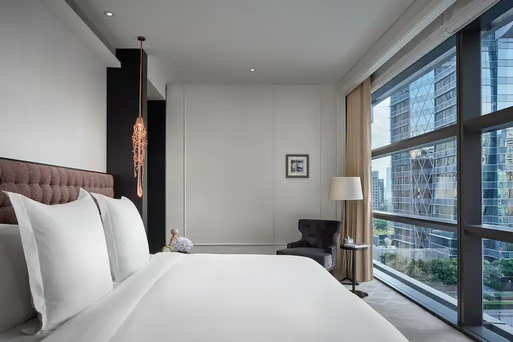 ห้องพักหรูระดับ 5 ดาวในกรุงเทพฯ พร้อมวิวเมืองอันงดงามผ่านหน้าต่างบานใหญ่ โรงแรม 5 ดาวในกรุงเทพ