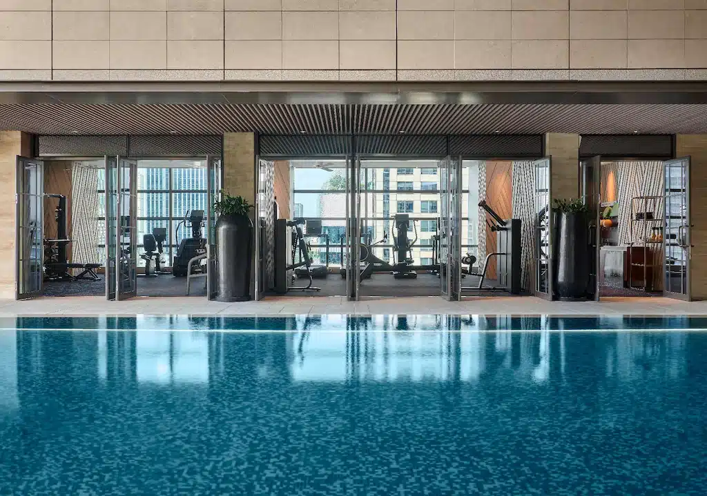 โรงแรมหรูกรุงเทพพร้อมสระว่ายน้ำและอุปกรณ์ออกกำลังกาย โรงแรม 5 ดาวในกรุงเทพ