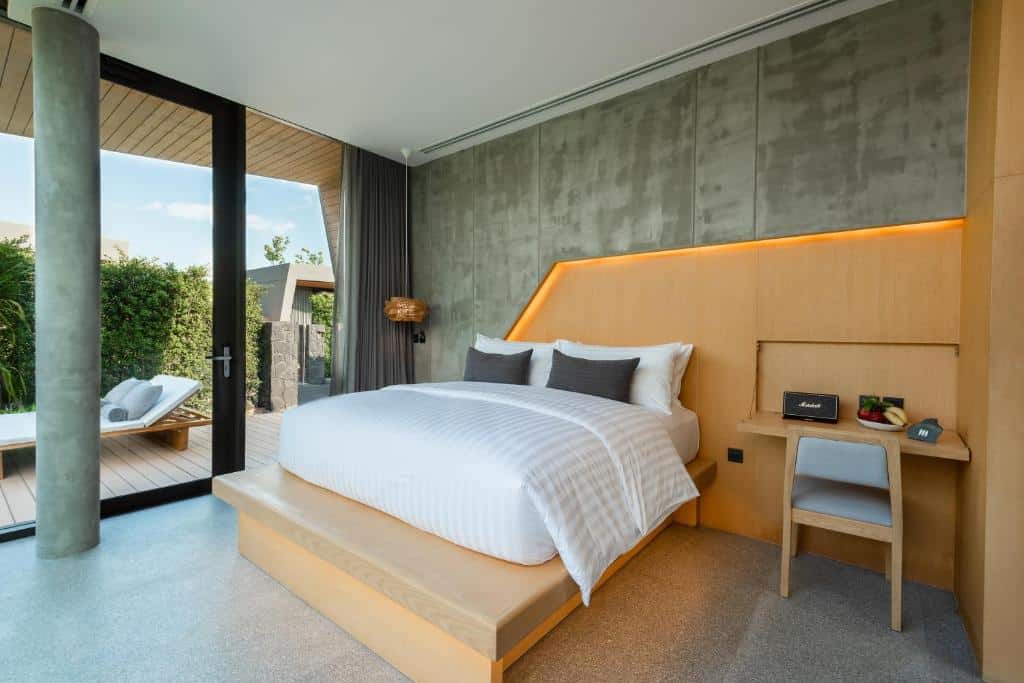 ห้องพักโรงแรม 5 ดาวในพัทยาพร้อมเตียงไม้และวิวทะเล โรงแรมพัทยา 5 ดาว