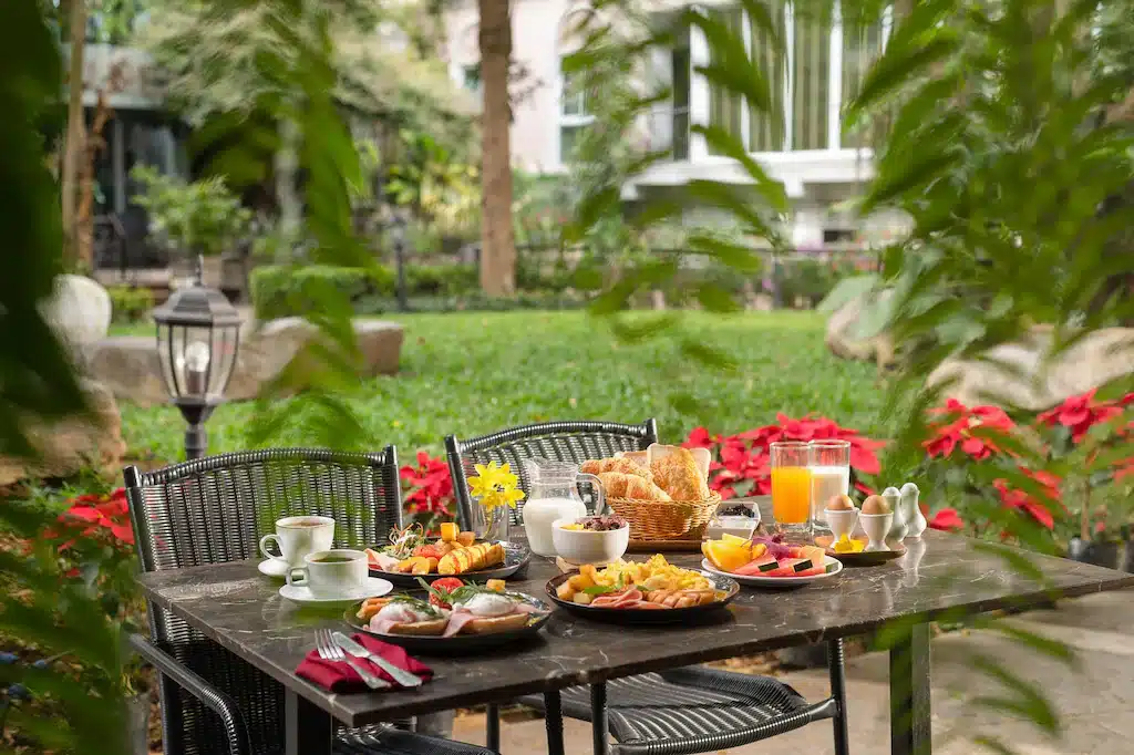 โต๊ะอาหารเช้า ที่พักปากช่อง ในสวนที่โรงแรมในปากช่อง