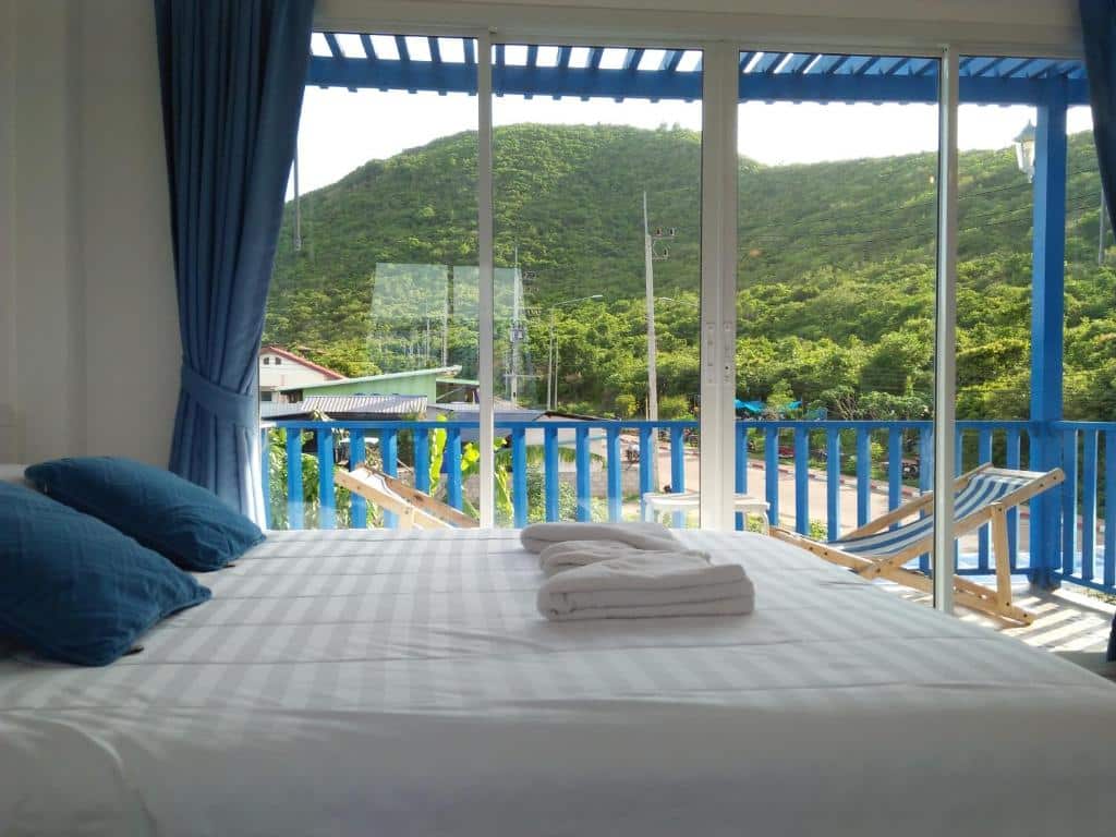 ห้องระเบียงวิวภูเขาที่โรงแรมริมชายหาดในนวนภา หาดตาแหวนที่พัก 