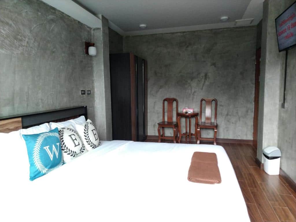 ให้บริการเมืองกาญจนบุรีในห้องนอนทีมีพื้นไม้และ ที่พักเมืองกาญจนบุรี