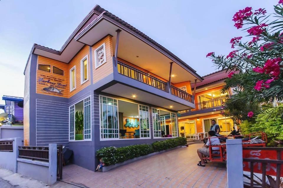 โรงแรมในประเทศไทยยามพลบค่ำที่หาดแว่นนภาอันสวยงาม ที่พักหาดตาแหวนเปิดใหม่ 